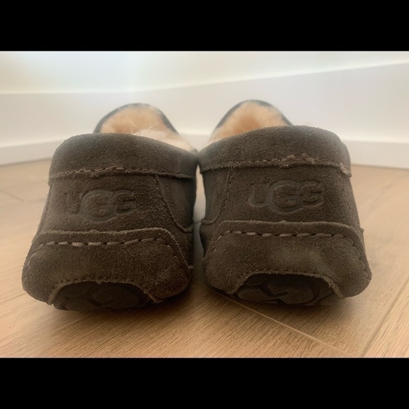 Ugg MENS ASCOT NEW CHARCOAL SLIPPER AUTHENTIC. - Picture 4 of 5